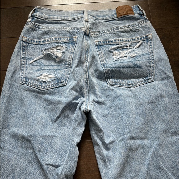 AMERICAN EAGLE HIGH WAISTED STRAIGHT LED RIPPED MOM JEANS - Picture 5 of 5